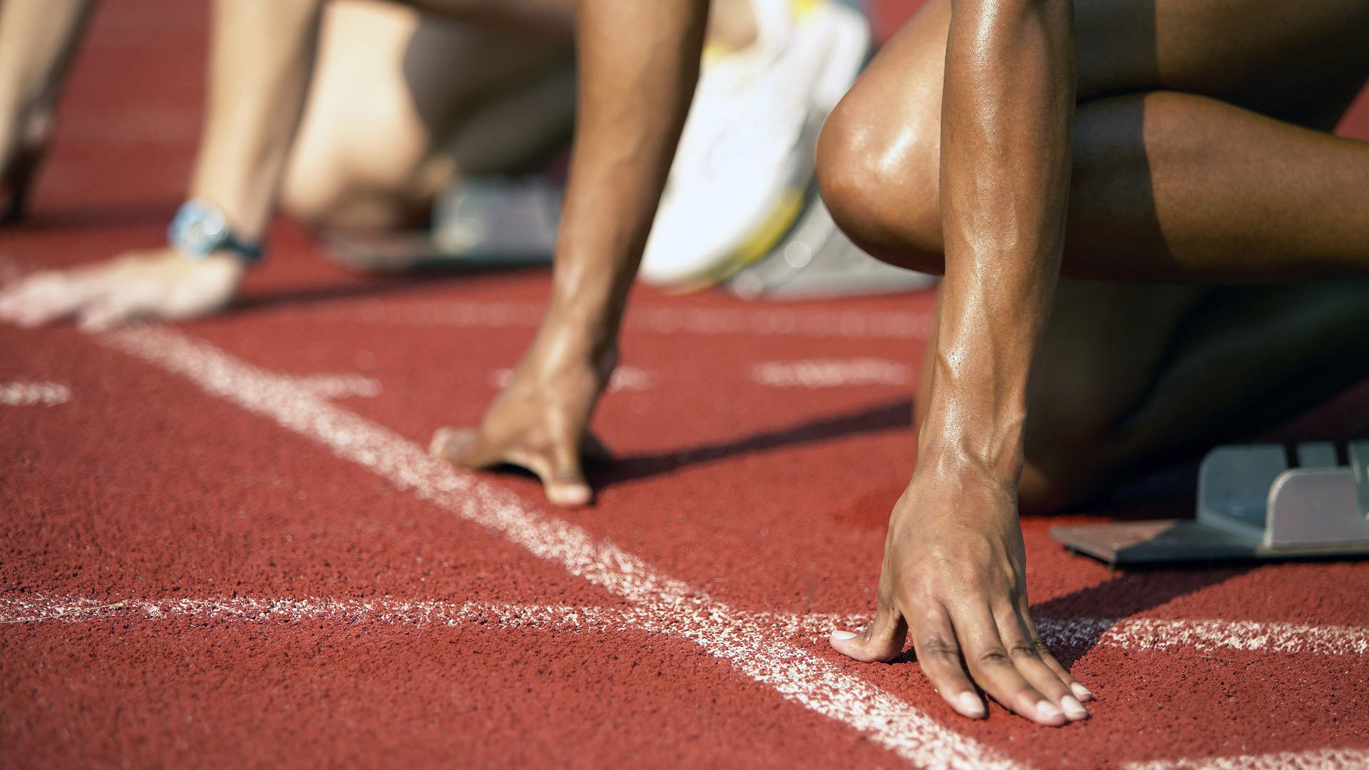 球迷现场打出巨幅横幅表达对主教练团队的支持与肯定,球队祝福的话